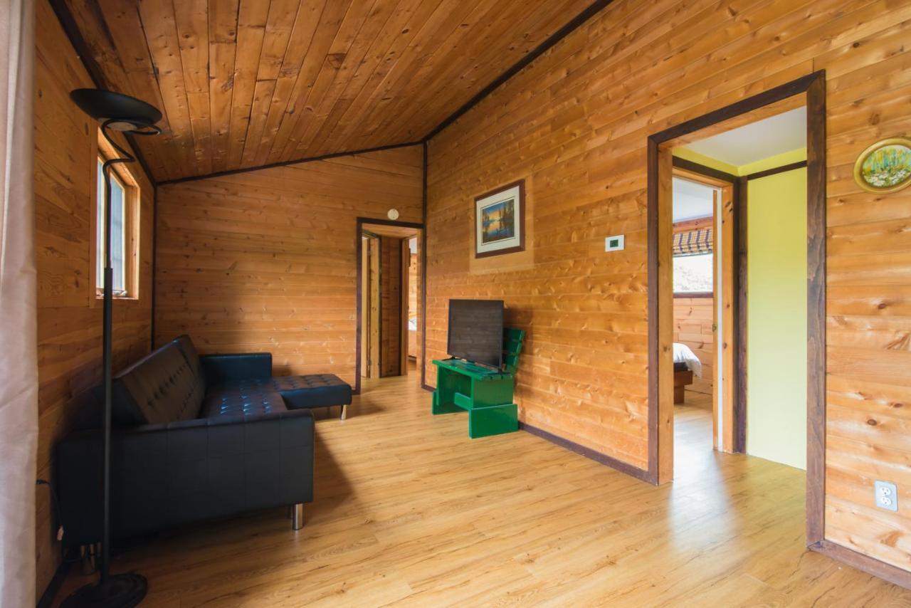 Beautiful 3 Bdrm + Bunkie Waterfront Cottage Near Gull Lake Minden エクステリア 写真