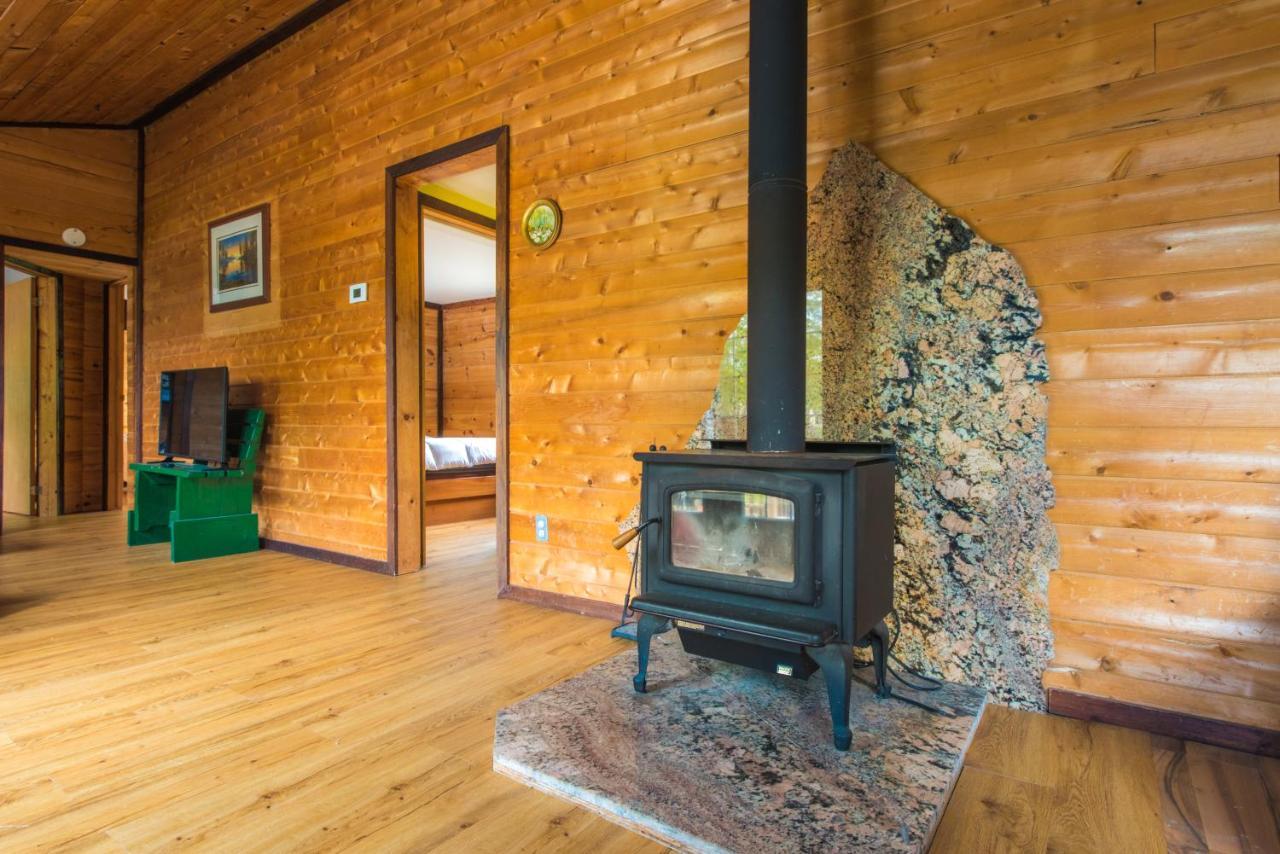 Beautiful 3 Bdrm + Bunkie Waterfront Cottage Near Gull Lake Minden エクステリア 写真