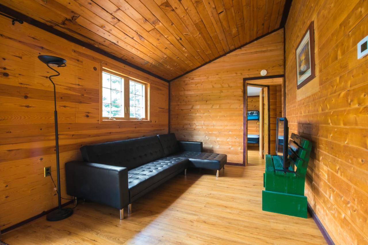 Beautiful 3 Bdrm + Bunkie Waterfront Cottage Near Gull Lake Minden エクステリア 写真