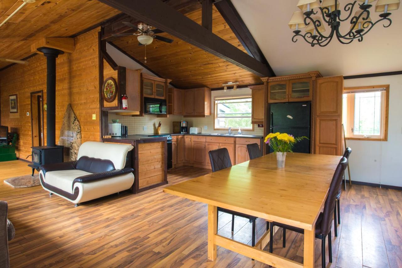 Beautiful 3 Bdrm + Bunkie Waterfront Cottage Near Gull Lake Minden エクステリア 写真