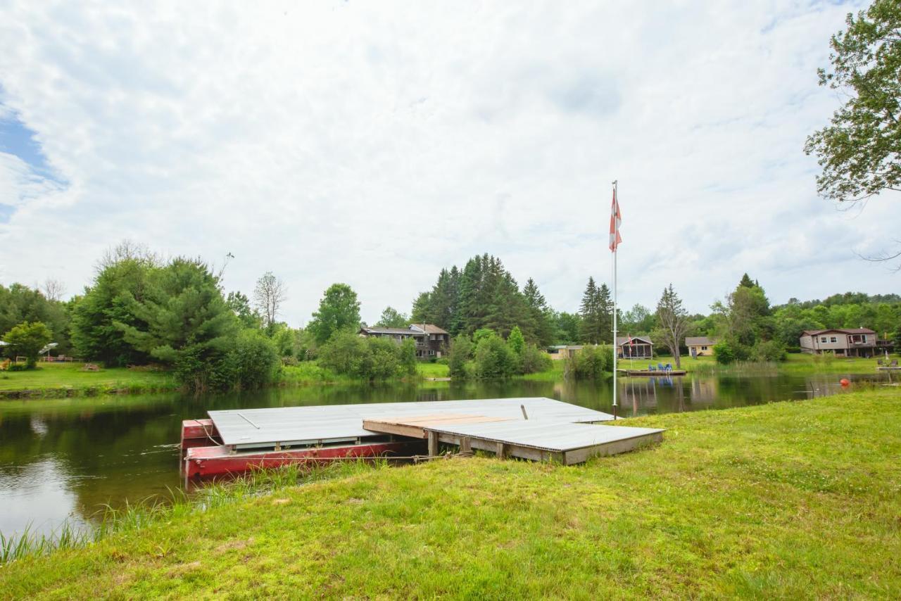 Beautiful 3 Bdrm + Bunkie Waterfront Cottage Near Gull Lake Minden エクステリア 写真