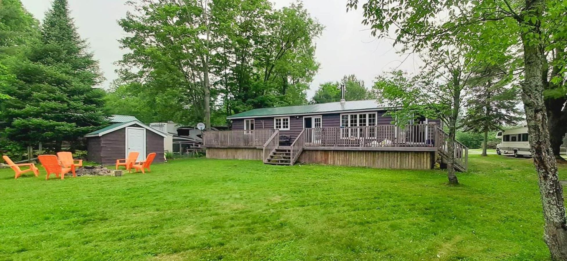 Beautiful 3 Bdrm + Bunkie Waterfront Cottage Near Gull Lake Minden エクステリア 写真